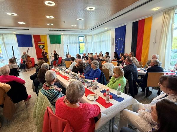16.05.2025 | Französischer Chanson-Abend begeisterte im Pentlinger Bürgersaal